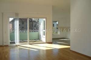 Einzigartige Dachgeschoss-Wohnung 
         mit großer Dachterrasse