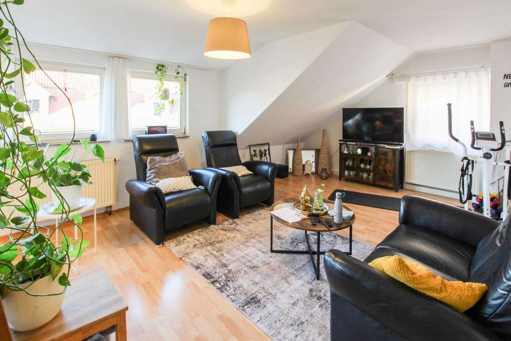 Immobilie in Esslingen am Neckar - Lichtdurchflutete 4-Zimmer-Wohnung mit zwei Tageslichtbädern und praktischen Zusatzflächen - Bild 1