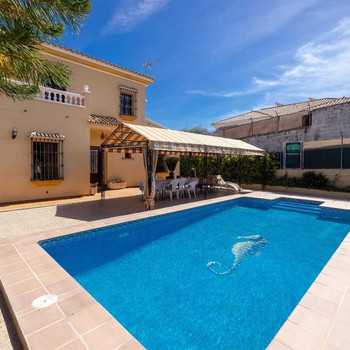 GROSSES FREISTEHENDES CHALET MIT 4 SCHLAFZIMMERN UND POOL IN ALHAURÍN DE LA TORRE