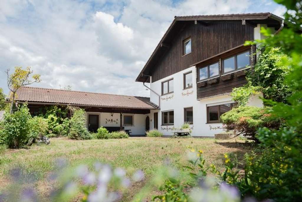 Immobilie in Otterfing - OTTERFING - Doppelhaushälfte mit viel Potenzial in zentraler, ruhiger Lage  - Bild 1