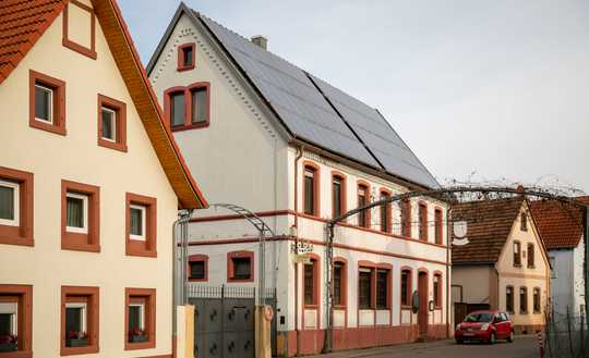 FLEXIBLE WOHN- UND GASTSTÄTTE MIT AUSBAUPOTENZIAL UND EINEM ZUSÄTZLICHEN BAUGRUNDSTÜCK AM BACHLAUF