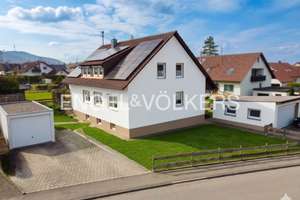 Modernisiertes Ein-/Zweifamilienhaus mit PV-Anlage und 3 Garagen in perfekter Lage für Familien – Die vollständige Adresse der Immobilie erhältst du vom Anbieter., 72336 Balingen – Vorschaubild 1
