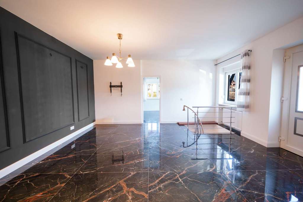 Immobilie in Inzell - Zentral im Ortskern: Sanierte 2-Zimmer-Erdgeschoss-Wohnung plus Hobbyraum in Inzell - Bild 2