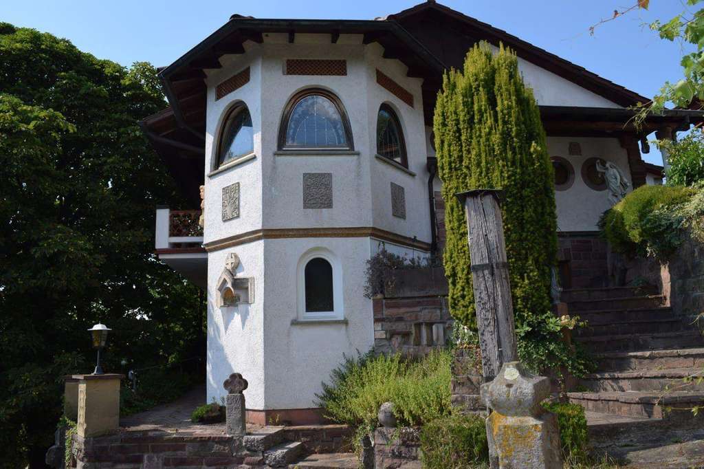 Immobilie in Ottersweier - Traumaussicht in die Rheinebene - Einfamilienhaus mit Einliegerwohnung und Ausbaupotenzial - Bild 1