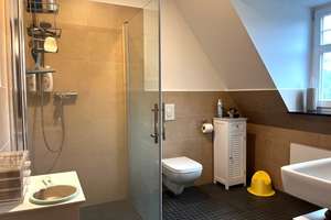 Ein Zuhause mit Geschichte – stilvolle 3-Zimmer-DG-Wohnung im Herzen von Berlin-Biesdorf – Die vollständige Adresse der Immobilie erhältst du vom Anbieter., 12683 Biesdorf, Berlin – Vorschaubild 13
