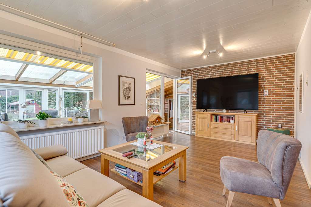 Immobilie in Harrislee - Zentral in Harrislee: Ca. 300 m² Wohn- und Nutzfläche – flexibel nutzbares Immobilienensemble - Bild 2