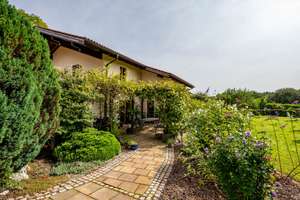 Wohnen mit Weitblick – Stilvolle Villa am grünen Ortsrand von Prien am Chiemsee – Die vollständige Adresse der Immobilie erhältst du vom Anbieter., 83209 Prien am Chiemsee – Vorschaubild 12