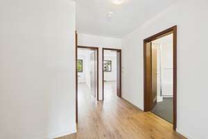 Helle 3-Zimmer-Wohnung mit Balkon, Garage und Treppenlift in Stuttgart-Weilimdorf – Die vollständige Adresse der Immobilie erhältst du vom Anbieter., 70499 Weilimdorf (Ortsteil), Stuttgart – Vorschaubild 3