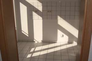 * Großzügige 1-Zimmer mit neuem Laminat und Wannenbad im Zentrum! * – Müllerstraße 26, 9113 Schloßchemnitz, Chemnitz – Vorschaubild 2