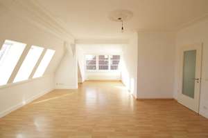 Bezugsfrei nahe FU Berlin: helle 2-Zimmer-Dachgeschosswohnung am Breitenbachplatz