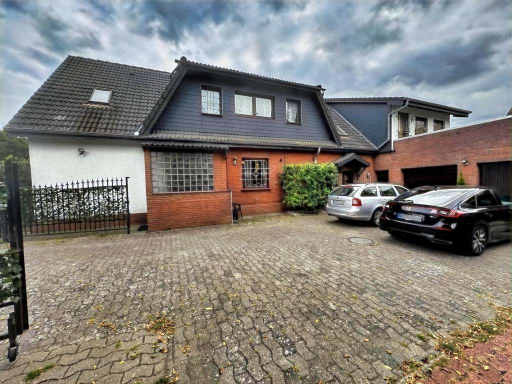 Immobilie in Lübbecke - Für Familien & Investoren: In Toplage - Großzügiges Zweifamilienhaus mit Büro, Garagen & Bauplatz..  - Bild 2
