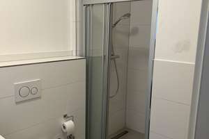 Neuwertige Wohnung mit vier Zimmern sowie Balkon und EBK in Frankfurt, Aufzug direkt in die Wohnung  – 65934 Nied, Frankfurt am Main – Vorschaubild 2