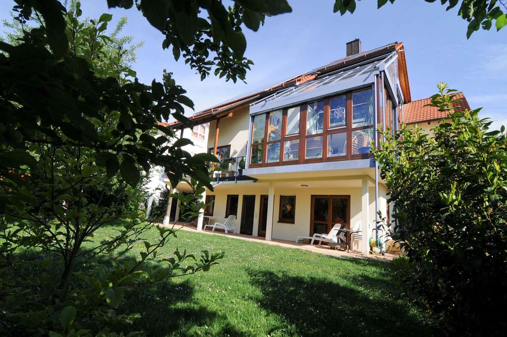 Immobilie in Bondorf - Einfamilienhaus plus großem Untergeschoss nutzbar als Einliegerwohnung oder Büroräumlichkeiten - Bild 0