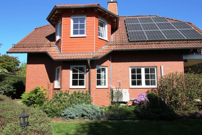 Attraktives Einfamilienhaus mit Wärmepumpen, PV-Anlage mit Speicher und traumhaften Garten