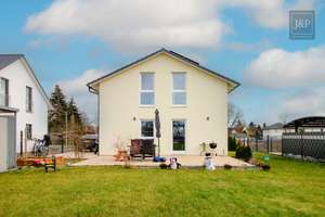 Neuwertiges Traumhaus mit PV-Anlage & Luft-Luft-Wärmepumpe! – Die vollständige Adresse der Immobilie erhältst du vom Anbieter., 15732 Schulzendorf – Vorschaubild 2