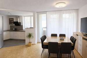 Großzügige, lichtdurchflutete 4-Zimmer-Wohnung mit Balkon, Aufzug & zwei Bädern in ruhiger Lage