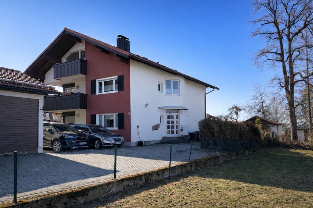 Immobilie in Benediktbeuern - Vermietete 2,5-Zimmer-Dachgeschosswohnung mit Bergblick und Stellplatz - Bild 0