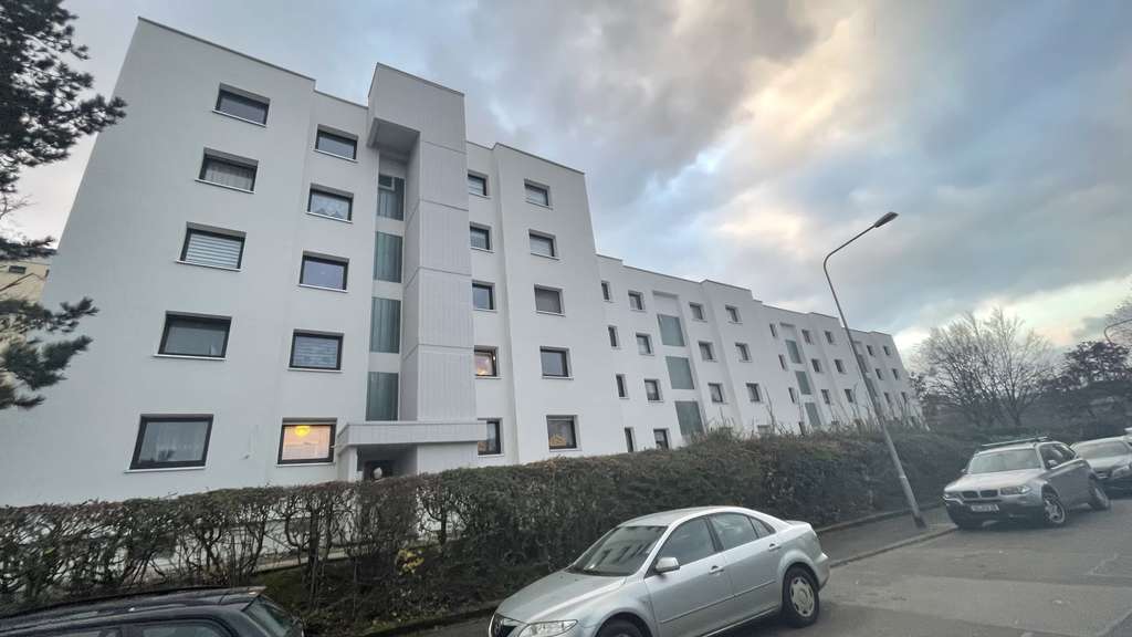Schön geschnittene 3 Zimmerwohnung mit Balkon und Stellplatz zu verkaufen