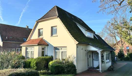 Bild von Altbau mit Potenzial: Sanierungsbedürftige Immobilie mit großem Grundstück