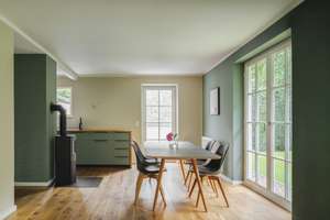 Design trifft Küstenruhe: Großzügige Maisonette mit Garten, Sauna und Reetdachcharme