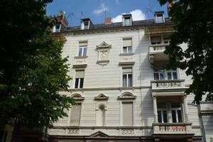 Tolle 3 Zi.-Altbau mit TGL-Bad, Kassettentüren und kleinem Balkon – Herderstraße 9, 65185 Mitte, Wiesbaden – Vorschaubild 1