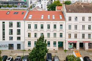 Terrasse, moderne Bäder/Küche usw.: Sanierte & vermietete Altbauwohnung nahe Ostkreuz in Lichtenberg