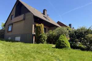 Freistehendes Einfamilienhaus mit Garage und tollem Grundstück