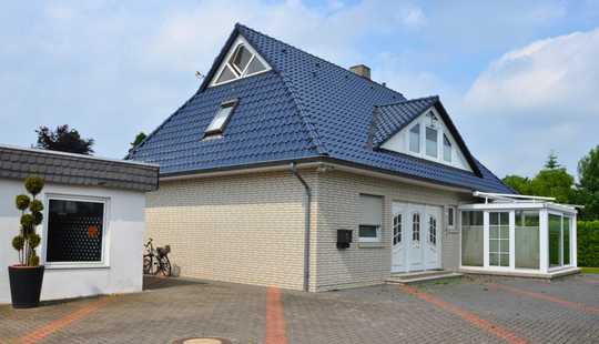 Bild von Attraktives Einfamilienhaus auf ruhigem Hintergrundstück mit großem Pool in begehrter Wohnlage!