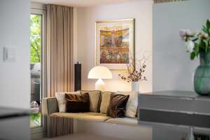 Eleganz und Lichtfülle am Schlosspark: Großzügiges Penthouse mit Kamin und Liftlanding – Die vollständige Adresse der Immobilie erhältst du vom Anbieter., 81247 Obermenzing, München – Vorschaubild 2