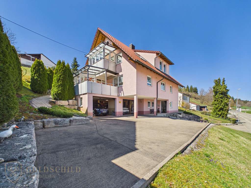 Immobilie in Sonnenbühl - Solides und großzügiges Zweifamilienhaus mit Aufzug, 
2 integrierten PKW Garagen und barrierearmer  - Bild 1