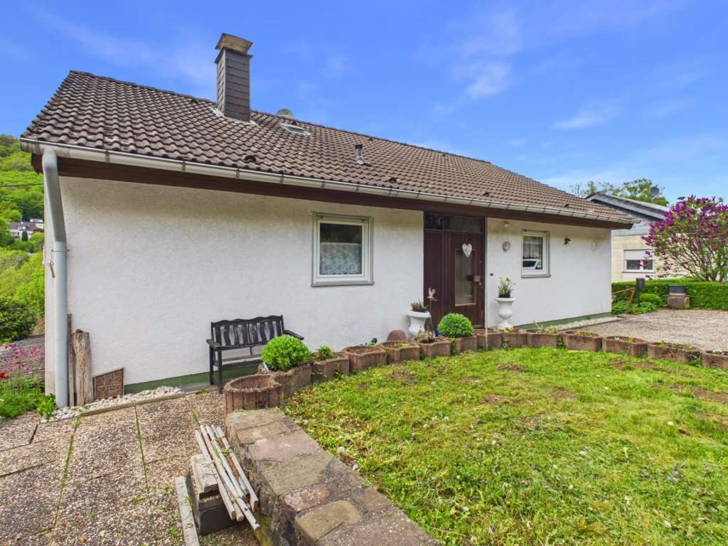 Immobilie in Birresborn - Ein- bis Zweifamilienhaus mit herrlichem Blick ins Grüne - Bild 0