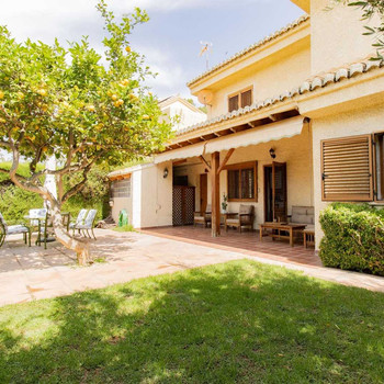 Charmante Familienvilla am Meer und Tennisclub