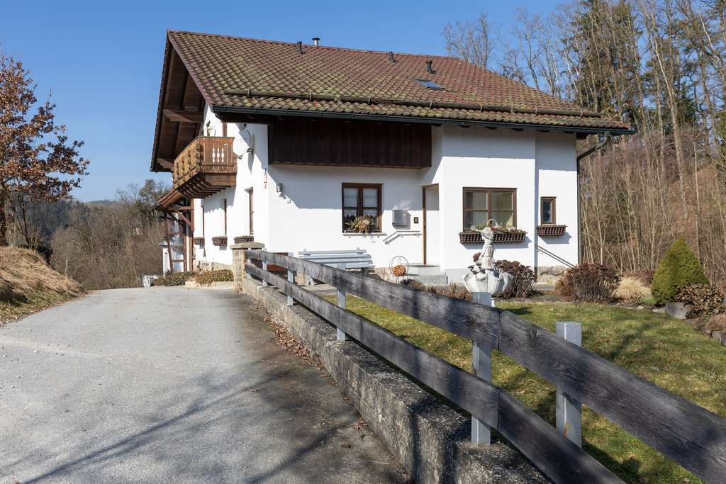 Immobilie in Hutthurm - Mehrfamilienhaus-ideal für Familien und Kapitalanleger - Bild 1