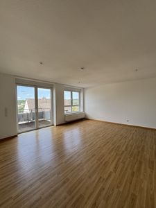 helle, barrierearme &  geräumige 2-Zimmer Wohnung mit schönem Balkon- Siegen- Giersberg