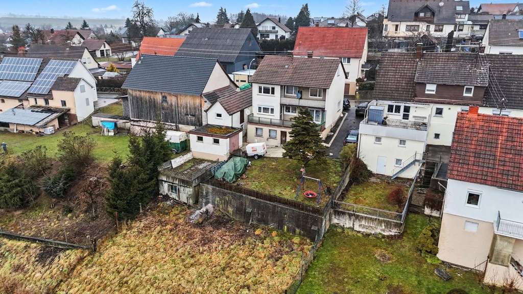 Immobilie in Dürmentingen - 972 m² Grundstück mit Aussicht – Zweifamilienhaus mit Potenzial zum attraktiven Einstiegspreis - Bild 1