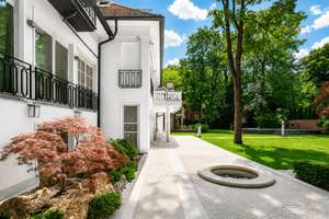 Repräsentative Villa in bester Lage. Großzügige Räume und schöner Garten.