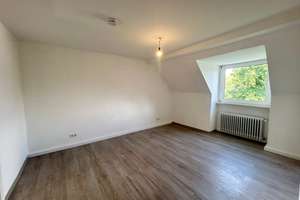 Schöne Dachgeschosswohnung mit modernem Badezimmer