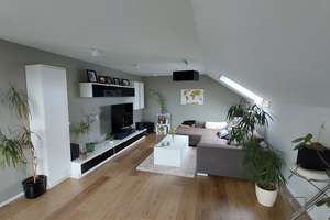 Helle 3,5-Zimmer-Dachgeschosswohnung mit Balkon und Alpenblick in Elchingen