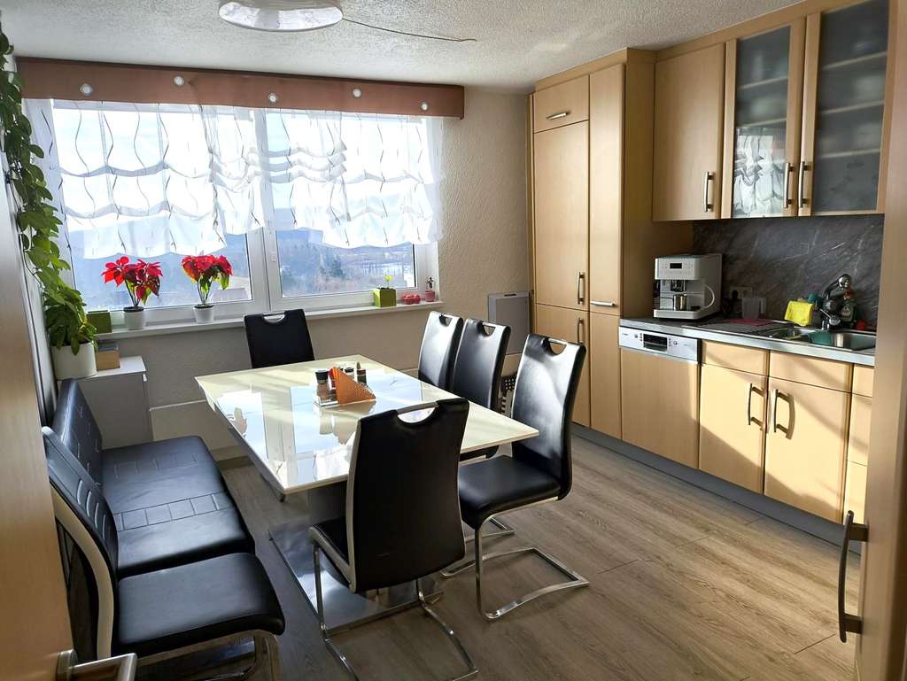 Immobilie in Freudenstadt - Charmante 4-Zimmer-Wohnung mit Balkon in gepflegter Wohnanlage - Bild 4