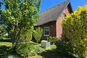 Familienfreundliches Zuhause mit Garage und Keller – 4-Raum-Wohnhaus in naturnaher Lage – Ibbenbürener Straße 9, 6862 Dessau-Roßlau – Vorschaubild 2