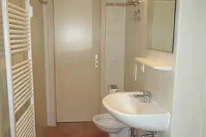 Offene Küche mit kompletter EBK - Fensterbad - Balkon - Abstellraum – Carl-von-Ossietzky-Straße 42, 9126 Chemnitz – Vorschaubild 17