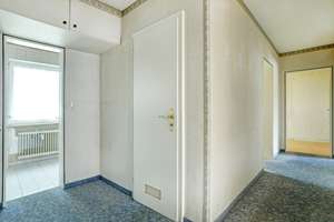 Nicht aufwendig zu renovieren: 3-Zimmer-Wohnung mit Balkon und eigenem Garagenplatz – Die vollständige Adresse der Immobilie erhältst du vom Anbieter., 80939 Freimann, München – Vorschaubild 13