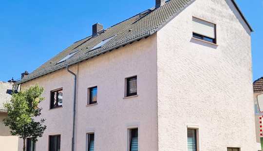 Bild von Solides Dreifamilienhaus mit Innenhof und wunderschönem Gartengrundstück in Steinbach