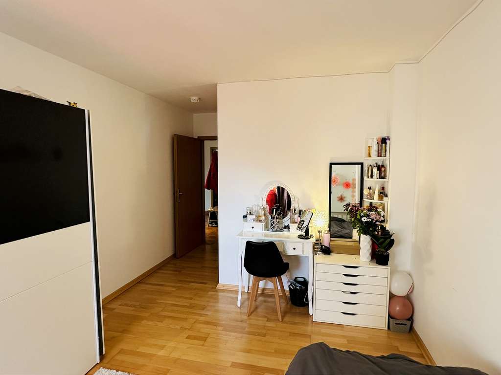 Immobilie in Raubling - Gut geschnittene 3-Zimmer-Wohnung mit Süd-Balkon, Tiefgarage, Kellerraum - Bild 4