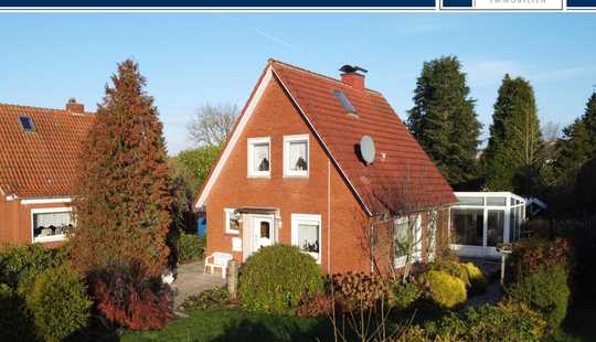 Bild von Einfamilienhaus mit idyllischem Garten