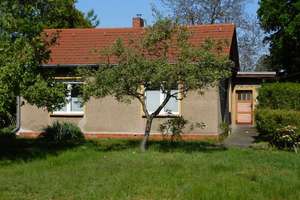 gepflegtes Anwesen m. komfortablem Einfamilienhaus in schöner Wohnlage – Die vollständige Adresse der Immobilie erhältst du vom Anbieter., 12559 Köpenick, Berlin – Vorschaubild 1