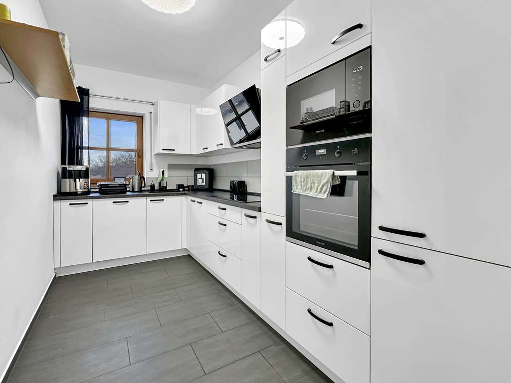 Immobilie in Raubling - Gepflegte 3-Zi.-Dachgeschosswohnung mit Balkon, Bergblick und EBK in Raubling - Bild 2