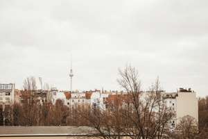 Stilvoll sanierte Altbauwohnung mit Südbalkon und Blick über die Stadt – Behmstrasse 65, 10439 Prenzlauer Berg, Berlin – Vorschaubild 3