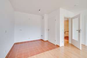 AIGNER - Charmante Erdgeschosswohnung mit Gartenanteil – Die vollständige Adresse der Immobilie erhältst du vom Anbieter., 80997 Allach, München – Vorschaubild 4