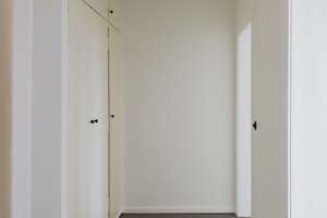 Wohnen im Baudenkmal: Frisch renovierte Wohnung im 5. OG mit Aufzug & Balkon – Strausberger Platz 4, 10243 Friedrichshain, Berlin – Vorschaubild 13
